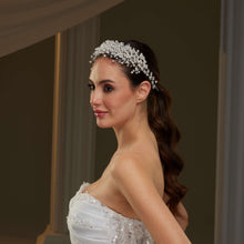 Load image into Gallery viewer, Elegant Bridal Hair Jewelry with Pearls