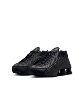 Load image into Gallery viewer, Nike Big Kids Shox R4 - Black