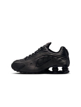 Load image into Gallery viewer, Nike Big Kids Shox R4 - Black