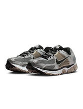 Load image into Gallery viewer, Nike Mens Zoom Vomero 5 - Metallic Silver