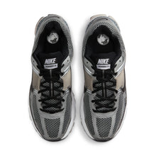 Load image into Gallery viewer, Nike Mens Zoom Vomero 5 - Metallic Silver
