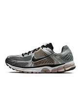Load image into Gallery viewer, Nike Mens Zoom Vomero 5 - Metallic Silver