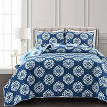 Load image into Gallery viewer, Full/Queen Blue Flowers Lightweight Polyester Microfiber Quilt Set