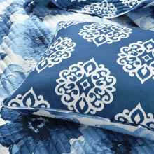 Load image into Gallery viewer, Full/Queen Blue Flowers Lightweight Polyester Microfiber Quilt Set