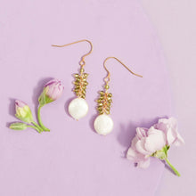 Load image into Gallery viewer, Peridot Coin Pearl Earrings
