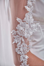 Load image into Gallery viewer, Mantilla Veil with Lace Edge, Floral Veil -D206