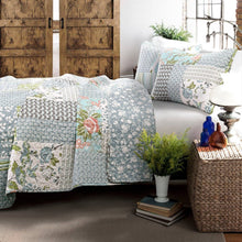 Load image into Gallery viewer, Full/Queen Boho Floral Blue Cotton Lightweight Quilt Set