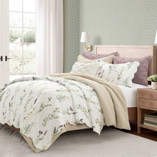 Load image into Gallery viewer, Full/Queen Scallop Edge Floral Lightweight 3 Piece Quilt Set