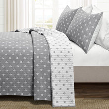Load image into Gallery viewer, King size 3-Piece Reversible Cotton Yarn Woven Quilt Set in Grey and White