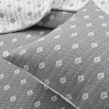 Load image into Gallery viewer, King size 3-Piece Reversible Cotton Yarn Woven Quilt Set in Grey and White