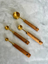 Load image into Gallery viewer, Montecito Acacia Wood and Gold Measuring Cups – Modern Kitchen Essentials