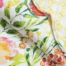 Load image into Gallery viewer, King/Cal King Lightweight Polyester Scalloped Edges Floral Quilt Set