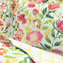 Load image into Gallery viewer, King/Cal King Lightweight Polyester Scalloped Edges Floral Quilt Set