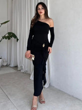 Load image into Gallery viewer, Autumn Elegant Women Single Shoulder Solid Color Long Sleeve Slim Fit Sexy Sheath Pleated Dress
