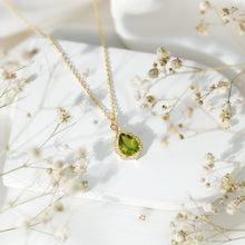 Load image into Gallery viewer, Natural 2.2 Carat Pear Shape Peridot Vintage Necklace with Lab Grown Diamond