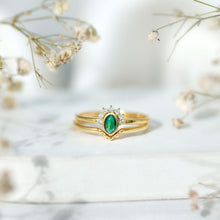 Load image into Gallery viewer, Oval Cut Lab Grown Emerald Wedding Ring Set with Diamond