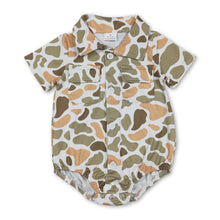 Load image into Gallery viewer, Short sleeves green camo pockets baby boy button romper
