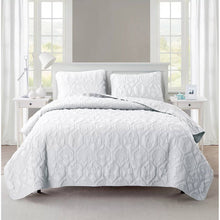 Load image into Gallery viewer, Queen size Coastal Beach Seashells Starfish Sea Horse White 3-Piece Quilt Set