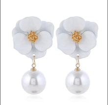 Load image into Gallery viewer, Flower Shaped Stud Earrings