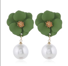 Load image into Gallery viewer, Flower Shaped Stud Earrings