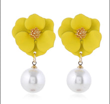 Load image into Gallery viewer, Flower Shaped Stud Earrings