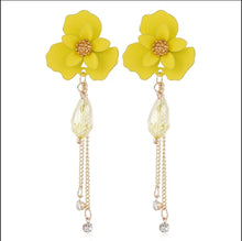 Load image into Gallery viewer, Flower Shaped Strip Drop Earrings