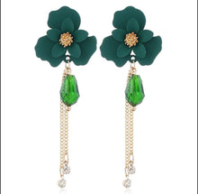 Load image into Gallery viewer, Flower Shaped Strip Drop Earrings
