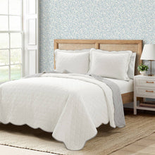 Load image into Gallery viewer, Full/Queen White Grey Scalloped Edge Reversible Thin Light Quilt Set