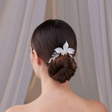 Load image into Gallery viewer, Flower Wedding Hair Comb