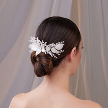 Load image into Gallery viewer, Flower Bridal Hair Comb