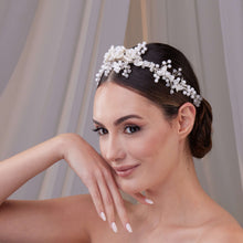 Load image into Gallery viewer, Elegant Resin and Pearl Bridal Hair Band