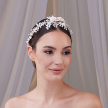 Load image into Gallery viewer, Elegant Resin and Pearl Bridal Hair Band