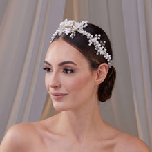 Load image into Gallery viewer, Elegant Resin and Pearl Bridal Hair Band