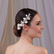 Load image into Gallery viewer, Elegant Resin Flower Bridal Hair Vine