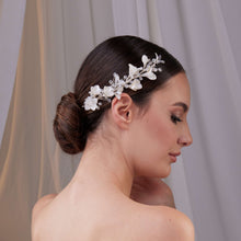 Load image into Gallery viewer, Elegant Resin Flower Bridal Hair Vine