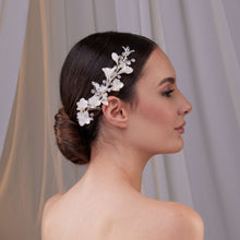 Load image into Gallery viewer, Elegant Resin Flower Bridal Hair Vine