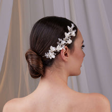 Load image into Gallery viewer, Elegant Resin Flower Bridal Hair Vine