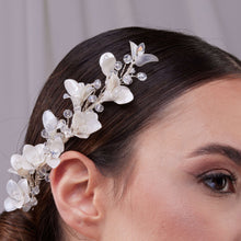 Load image into Gallery viewer, Elegant Resin Flower Bridal Hair Vine