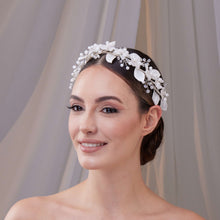 Load image into Gallery viewer, Resin Flower Bridal Hair Wreath
