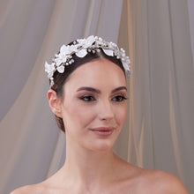 Load image into Gallery viewer, Resin Flower Bridal Hair Wreath