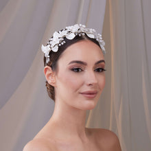 Load image into Gallery viewer, Resin Flower Bridal Hair Wreath