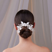 Load image into Gallery viewer, Elegant Resin Flower Hair Comb