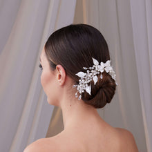 Load image into Gallery viewer, Elegant Resin Flower Hair Comb