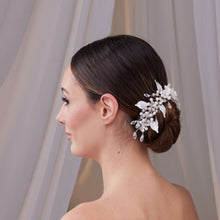 Load image into Gallery viewer, Elegant Resin Flower Hair Comb