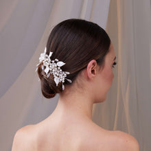 Load image into Gallery viewer, Elegant Resin Flower Hair Comb