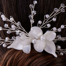 Load image into Gallery viewer, Elegant Resin Flower Wedding Hair Comb