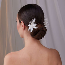 Load image into Gallery viewer, Two-Piece Resin Flower Hair Pin Set