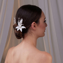 Load image into Gallery viewer, Two-Piece Resin Flower Hair Pin Set
