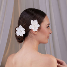 Load image into Gallery viewer, Two-Piece Resin Flower Hair Pin Set