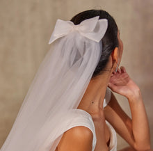 Load image into Gallery viewer, Elegant Bow Wedding Veil